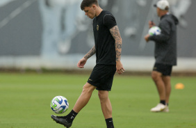 Chrystian Barletta fazendo embaixadinha durante treino no CT Joaquim Grava