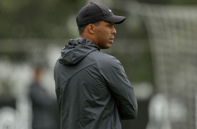 Fernando Lzaro de costas durante treino no CT Joaquim Grava