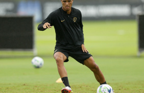 Joo Victor, jogador da base do Corinthians, treinando com os profissionais no CT Joaquim Grava