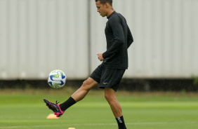 Matheus Arajo fazendo embaixadinha no CT Joaquim Grava