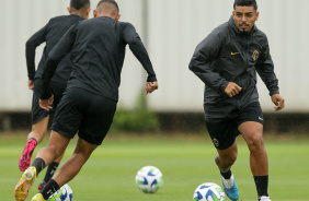 Matheus Bidu correndo com a bola em seu domnio em treino no CT Joaquim Grava