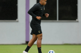 Murillo com a bola em seus ps durante treino no CT Joaquim Grava
