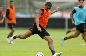 Paulinho se preparando para chutar uma bola durante treino matinal no CT Joaquim Grava