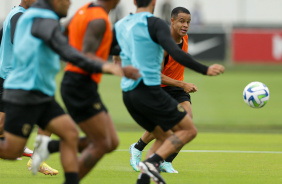 Pedro fazendo um passe em atividade no CT Joaquim Grava e jogadores indo em direo  bola