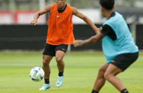 Pedro se preparando para dar um passe durante treino matinal no CT Joaquim Grava
