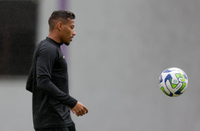 Ruan Oliveira participando de treino com o elenco do Corinthians