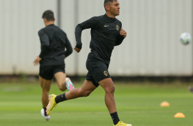 Vitor Robson, jogador da base do Corinthians, participando do treino do profissional