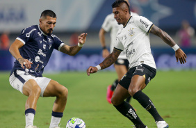 Paulinho durante jogo do Corinthians contra o Remo