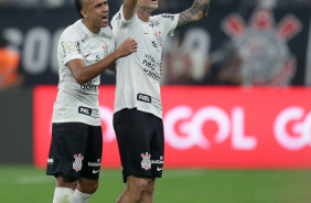 Cantillo e Rogr Guedes comemoram gol validado