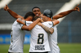 Jogadores do Corinthians celebram gol contra o América-MG, pelo Brasileiro Sub-20