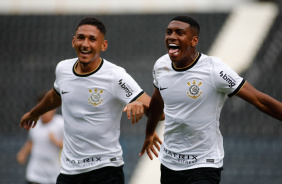 Renato e Felipe Augusto comemoram gol do Corinthians contra o América-MG