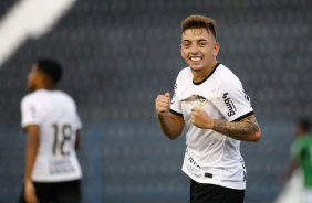 Ryan comemora gol da vitória do Corinthians sobre o América-MG, pelo Brasileiro Sub-20