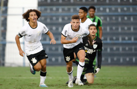 Ryan e Biro comemoram segundo gol do Corinthians na vitória contra o América-MG