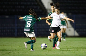 Isabela disputa bola com o Palmeiras