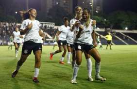 Vic Albuquerque, Duda Sampaio e Jheniffer comemoram gol