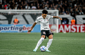 Du Queiroz na partida contra o Argentinos pela Libertadores