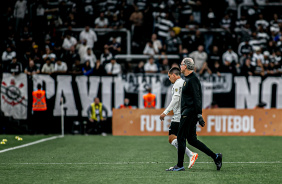 Fagner deixando a partida contra o Argentinos Juniors