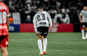 Fagner sente posterior durante a partida contra o Argentinos Juniors