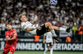 Rger Guedes tenta lanamento contra o Argentinos Juniors