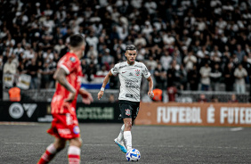 Fausto Vera durante jogo contra o Argentinos Juniors na Neo Qumica Arena