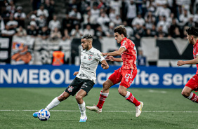 Fausto Vera tenta sair da marcao do Argentinos Juniors