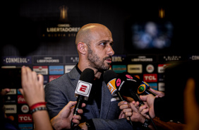 Gerente de futebol, Alessandro Nunes, conversando com repórteres