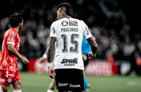 Paulinho de costas caminhando na Neo Qumica Arena