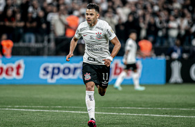 Romero correndo no campo da Neo Qumica Arena