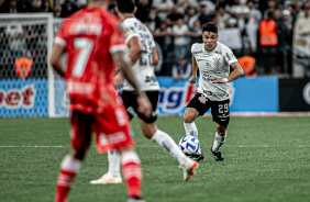 Roni correndo com a bola em seu domnio durante jogo contra o Argentinos Juniors