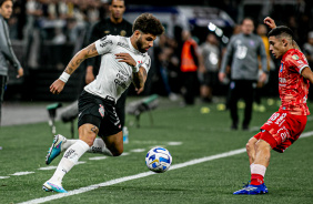 Yuri Alberto saindo da marcao do jogador do Argentinos Juniors