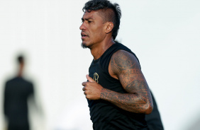 Paulinho em ao no treino do Corinthians de olho no jogo com o Gois