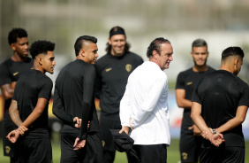 Cuca conversa com os jogadores em treino do Corinthians antes de duelo contra o Gois