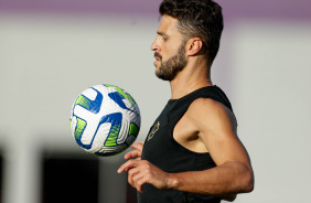 Jnior Moraes em treino com bola antes de duelo contra o Gois