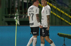 Jogadores comemoram gol marcado contra o Goiás