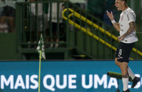 Róger Guedes comemora gol marcado contra o Goiás