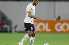 Bruno Méndez atuou na lateral no duelo contra o Goiás