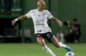 Fábio Santos em ação na partida contra o Goiás