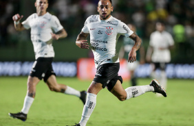 Maycon iniciou a partida contra o Goiás no banco de reservas