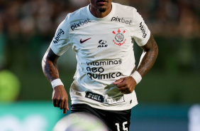 Paulinho em ação na partida contra o Goiás