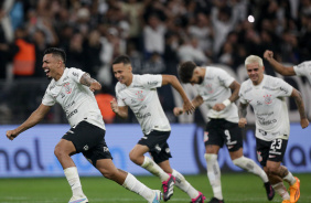 Bidu, Matheus Arajo e Fagner comemoram classificao do Corinthians