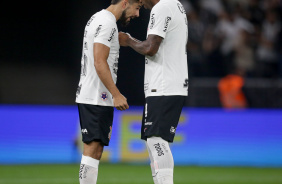 Bruno Mndez e Gil no confronto do Corinthians com o Remo