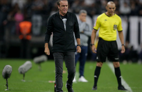 Cuca  beira do campo no confronto do Corinthians com o Remo