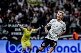 Guedes comemora com Cssio ao fundo em duelo contra o Remo na Neo Qumica Arena