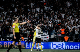 Guedes e Cssio se abraam em duelo contra o Remo na Neo Qumica Arena