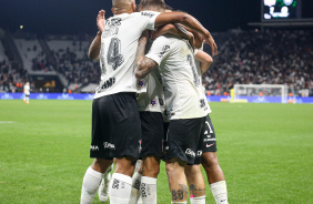 Jogadores do Corinthians comemoram gol contra o Remo