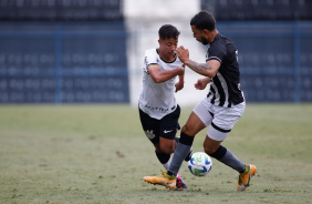 Pedrinho em ao com a bola contra o Botafogo