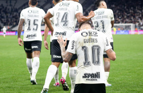 Rger Guedes celebra gol contra o Remo