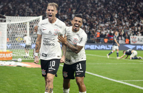 Rger Guedes e Bidu comemoram gol contra o Remo