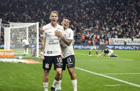 Rger Guedes e Bidu vo  loucura aps gol contra o Remo