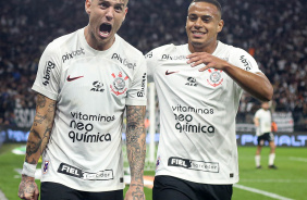 Rger Guedes e Murillo celebram gol contra o Remo